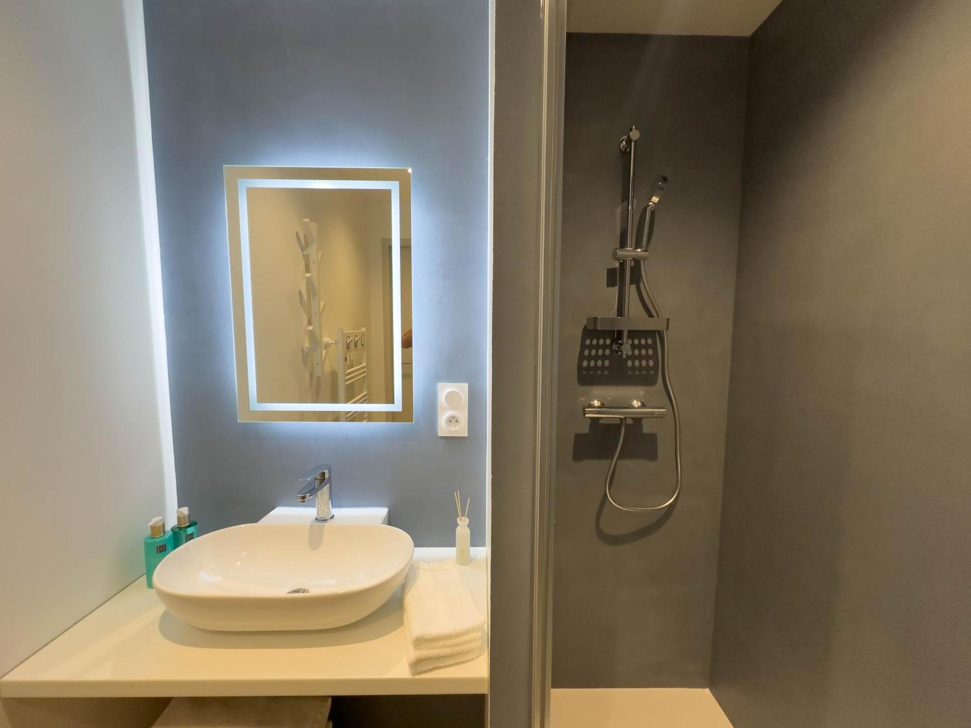 Les Suites Du 13 Aigues-Mortes Exterior photo